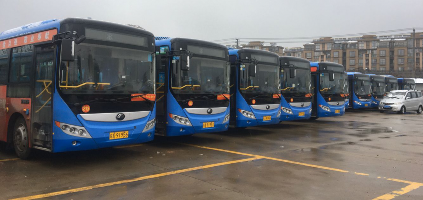 按照政府指令，庐江公交暂时停运的公交车.jpg